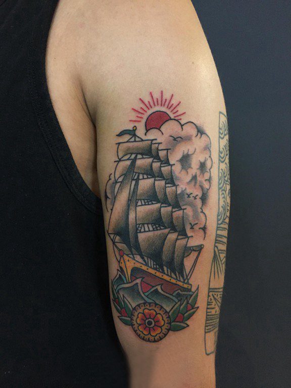 点击大图看下一张：纹身小帆船 男生大臂上彩色花朵和帆船纹身图片