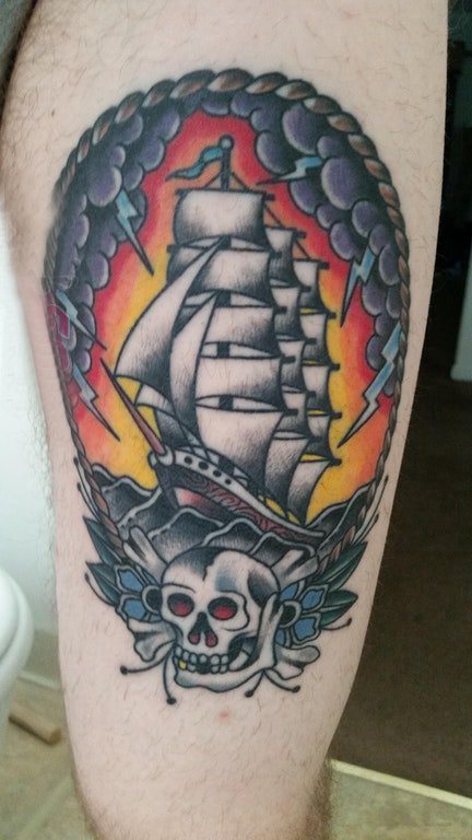 点击大图看下一张：纹身小帆船 男生大腿上彩绘纹身小帆船图片