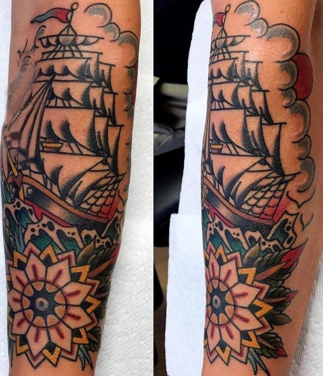 点击大图看下一张：纹身小帆船 男生手臂上彩绘纹身小帆船图片