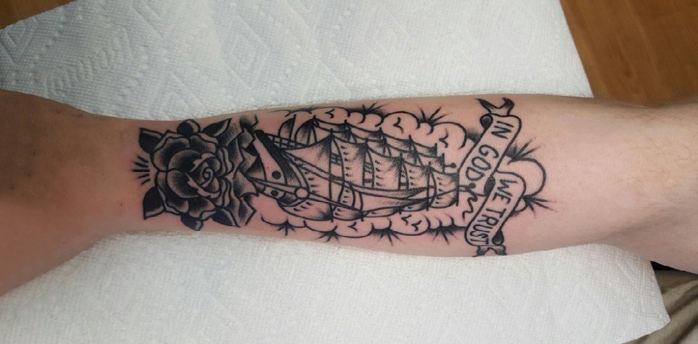 点击大图看下一张：纹身小帆船 男生手臂上花朵纹身小帆船图片