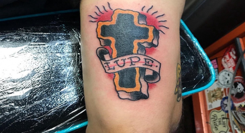 点击大图看下一张：纹身小十字架 男生手臂上英文和十字架纹身图片