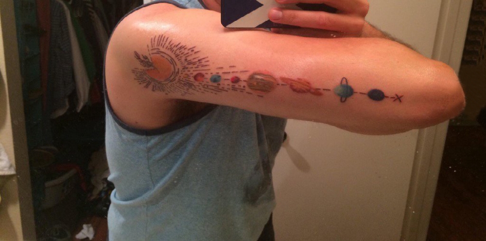 点击大图看下一张：纹身星球 男生手臂上彩色纹身星球图片