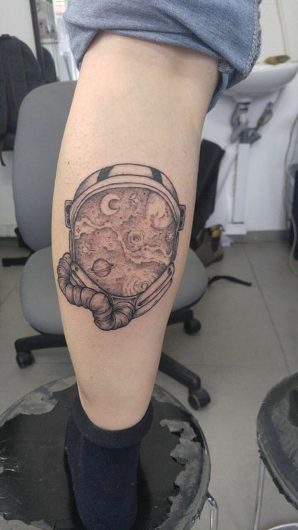 点击大图看下一张：纹身星球 男生小腿上黑灰的星球纹身图片