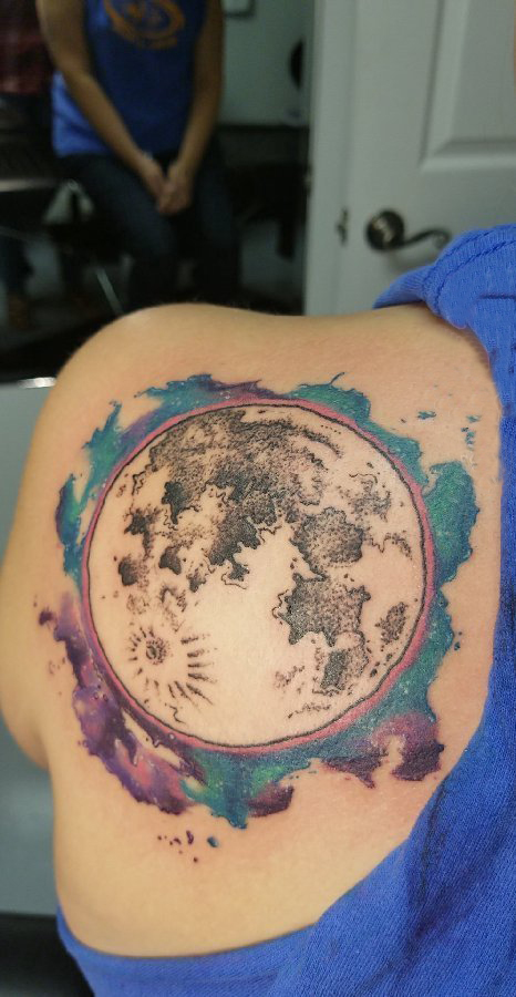 点击大图看下一张：纹身星球 女生后肩上彩色的星球纹身图片