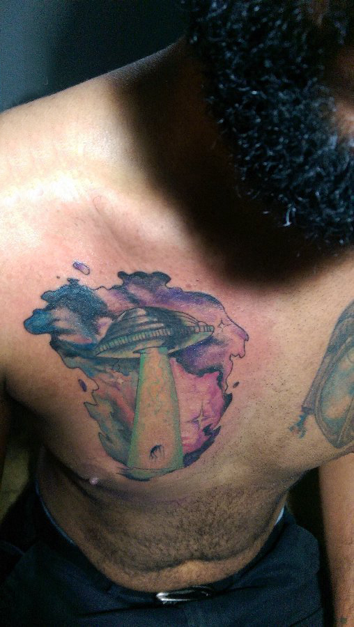 点击大图看下一张：纹身胸部男 男生胸部彩色的飞碟纹身图片