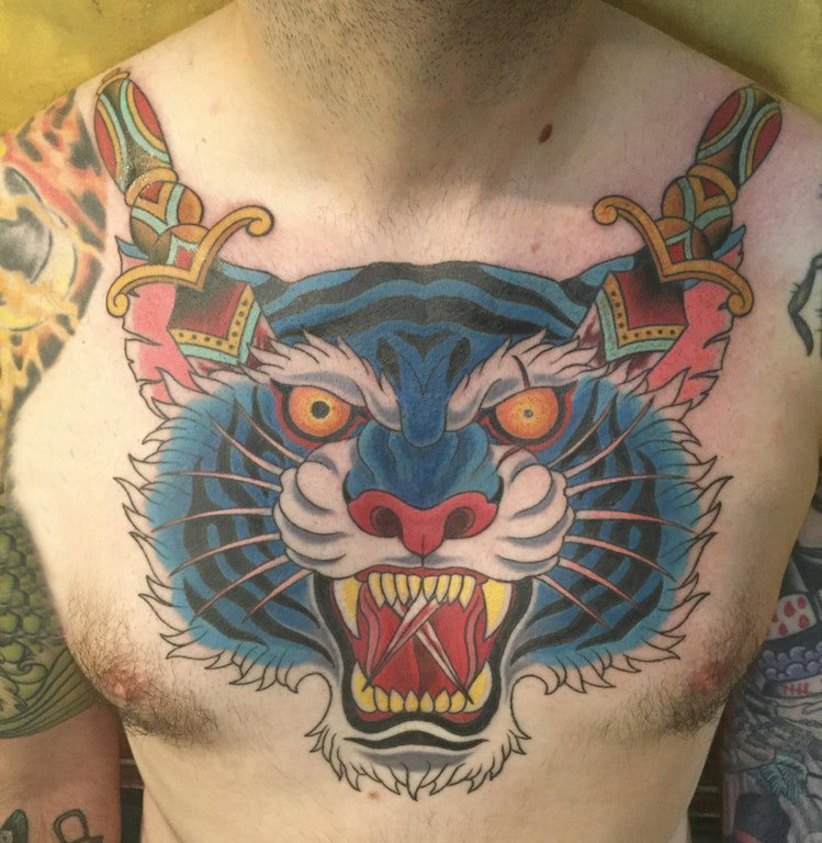 点击大图看下一张：纹身胸部男 男生胸部彩色的老虎纹身图片