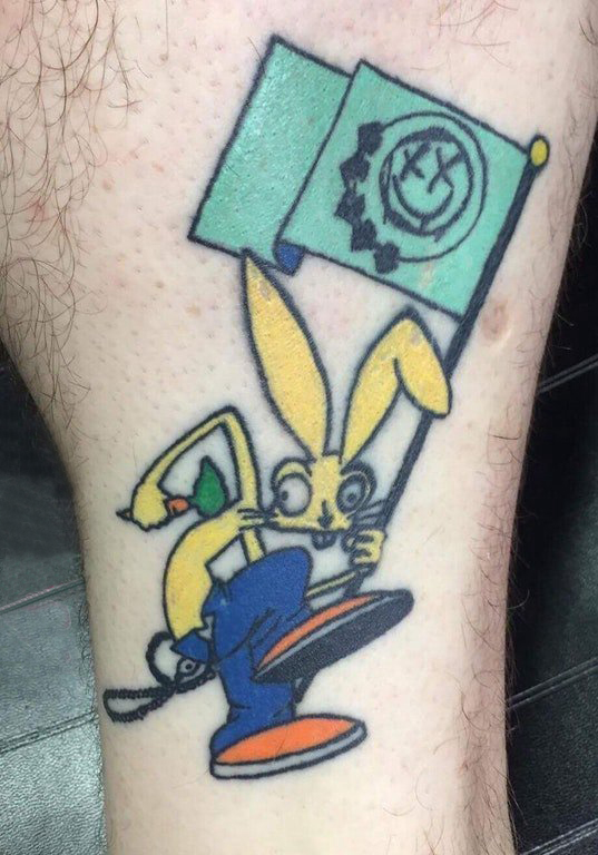 点击大图看下一张：垂耳兔子纹身 男生小腿上卡通兔子纹身图片