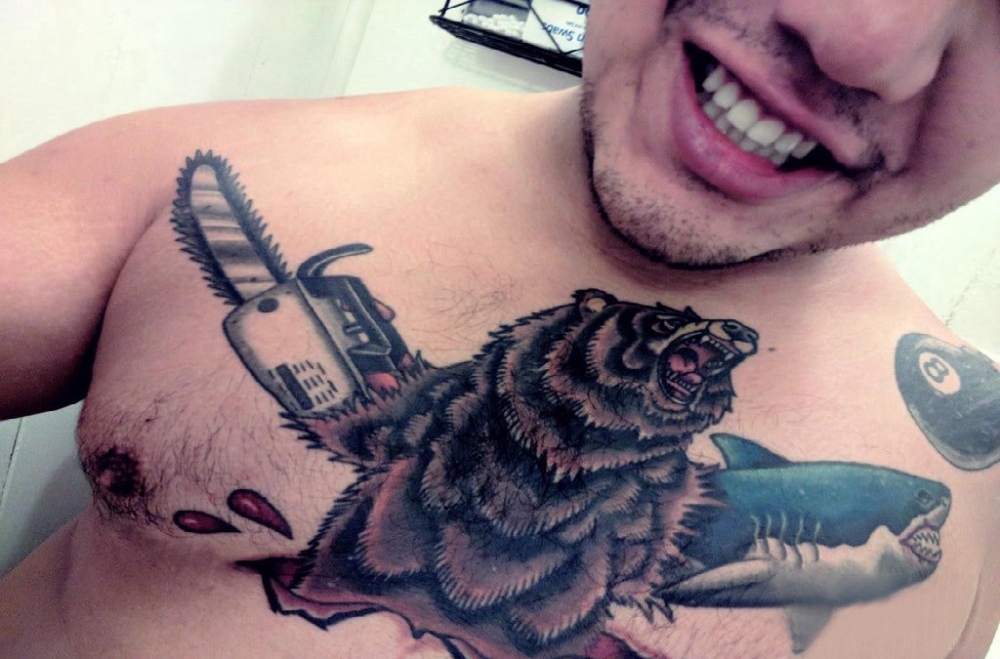 点击大图看下一张：纹身胸部男 男生胸部彩色的熊纹身图片