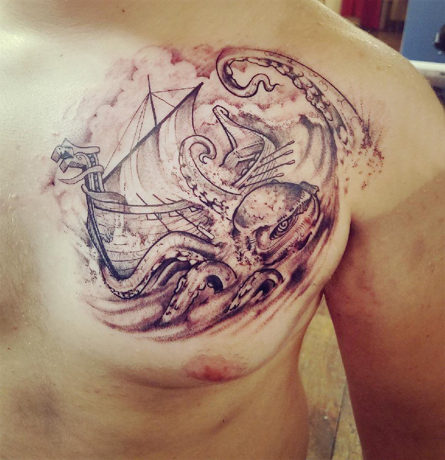 点击大图看下一张：纹身胸部男 男生胸部黑色的帆船和章鱼纹身图片