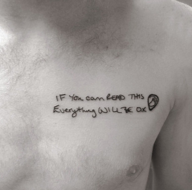 点击大图看下一张：纹身胸部男 男生胸部黑色的花体英文纹身图片