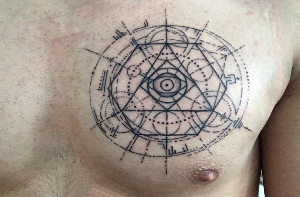 点击大图看下一张：纹身胸部男 男生胸部黑色的几何纹身图片