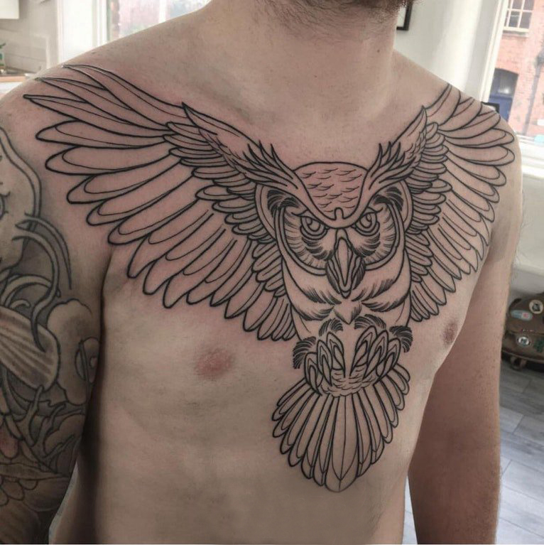 点击大图看下一张：纹身胸部男 男生胸部黑色的猫头鹰纹身图片