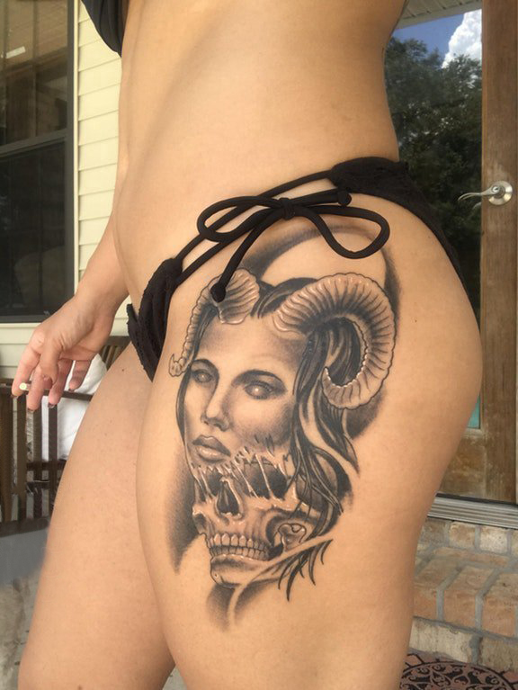 点击大图看下一张：女生人物纹身图案 女生大腿上人物肖像纹身素描图片