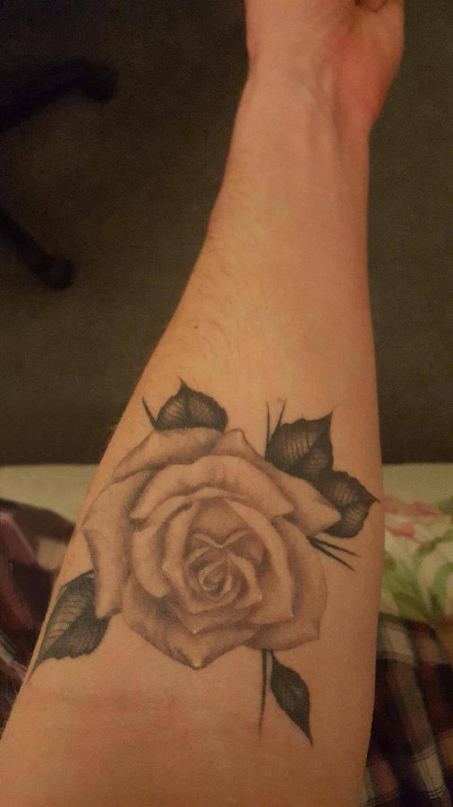 点击大图看下一张：欧美玫瑰纹身 女生手臂上欧美玫瑰纹身素描图片