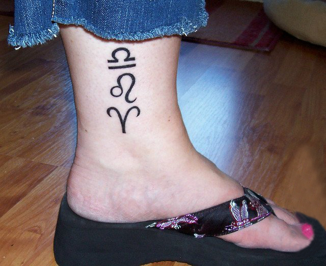 点击大图看下一张：十二星座纹身符号 女生脚踝上黑色的星座符号纹身图片