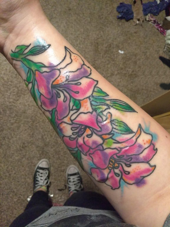 点击大图看下一张：手臂纹身素材 男生手臂上彩色的花朵纹身图片