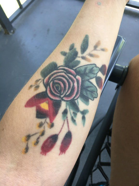 点击大图看下一张：文艺花朵纹身 女生手臂上小清新文艺纹身花朵图案