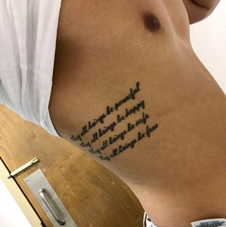 点击大图看下一张：纹身侧腰男 男生侧腰上黑色的英文纹身图片