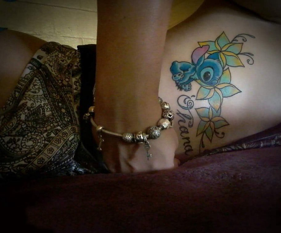 点击大图看下一张：纹身卡通 女生大腿上花朵和卡通纹身图片