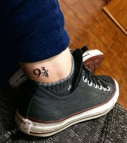 点击大图看下一张：纹身数字设计 男生脚踝上黑色的数字纹身图片