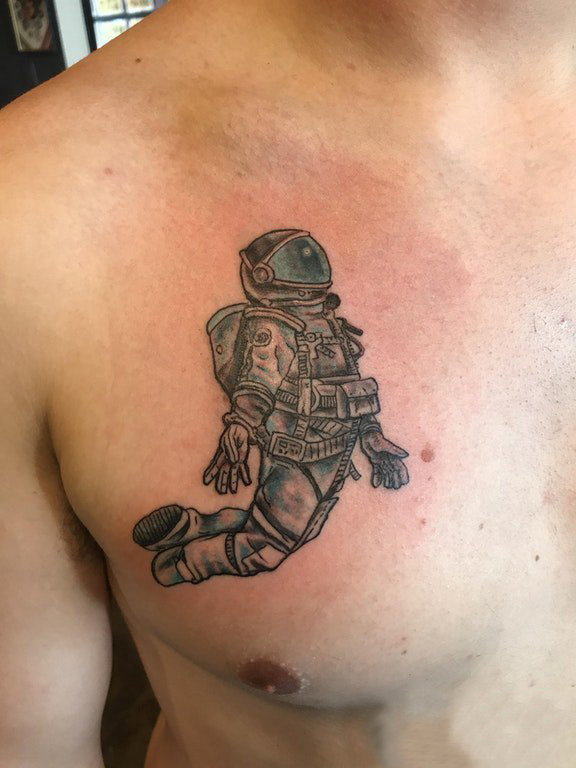 点击大图看下一张：纹身胸部男 男生胸部黑色的宇航员纹身图片