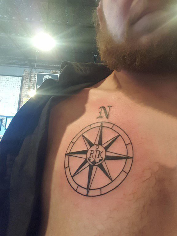 点击大图看下一张：纹身胸部男 男生胸部黑色的指南针纹身图片