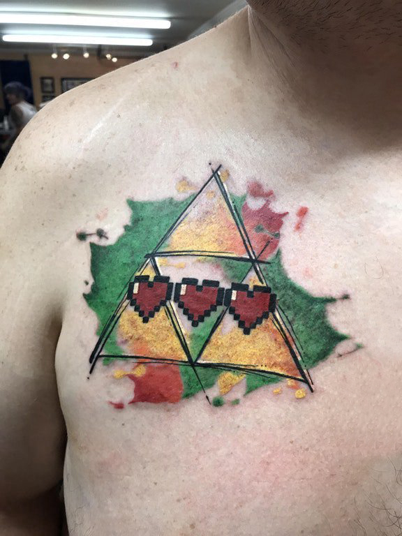 点击大图看下一张：纹身胸部男 男生胸部心形和三角形纹身图片