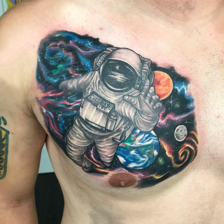 点击大图看下一张：纹身胸部男 男生胸部宇宙和宇航员纹身图片