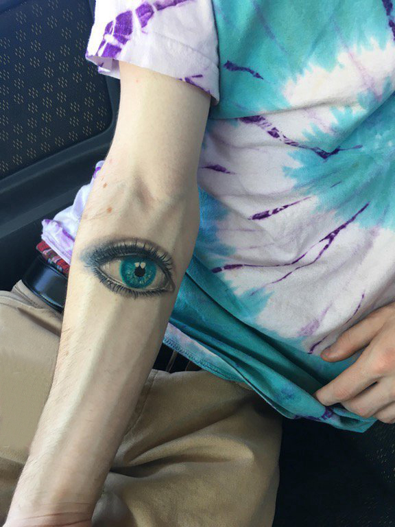 点击大图看下一张：纹身眼睛 男生手臂上彩色的眼睛纹身图片