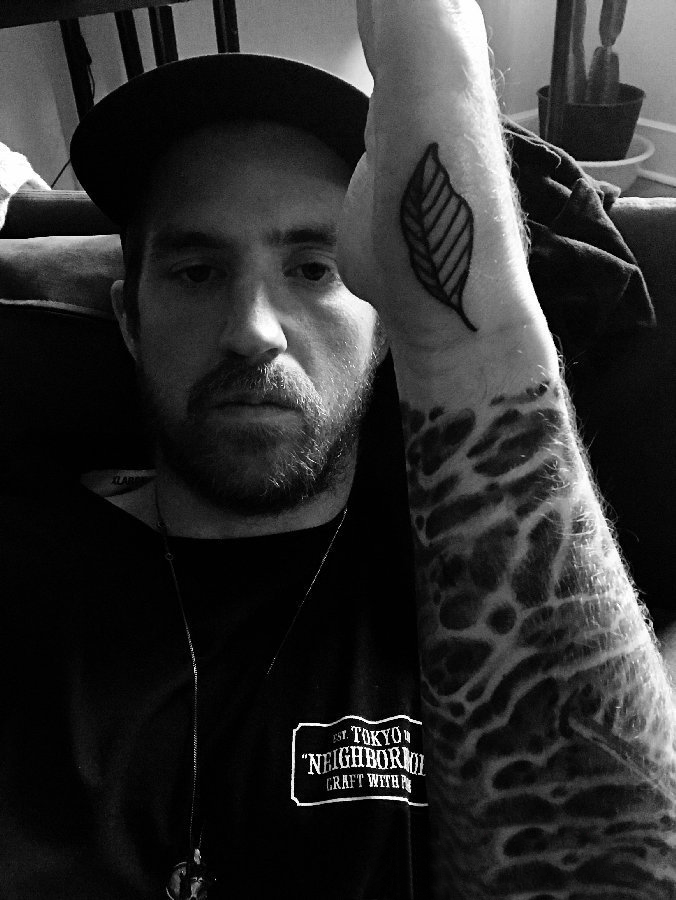 点击大图看下一张：纹身叶子图案 男生手臂上黑色的叶子纹身图片