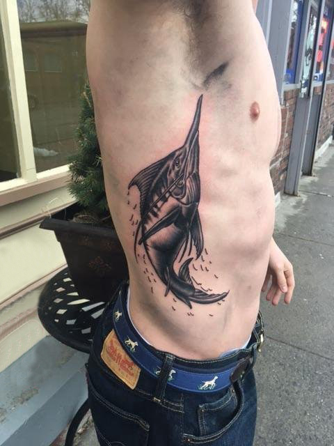 点击大图看下一张：纹身招财鱼 男生侧腰上黑色的鱼纹身图片