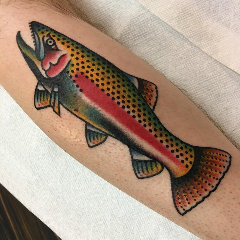 点击大图看下一张：纹身招财鱼 男生手臂上彩绘纹身招财鱼图片
