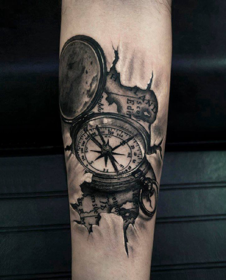 点击大图看下一张：纹身指南针 男生手臂上素描纹身指南针图片