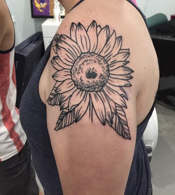 点击大图看下一张：向日葵纹身图片 女生大臂上黑色的向日葵纹身图片
