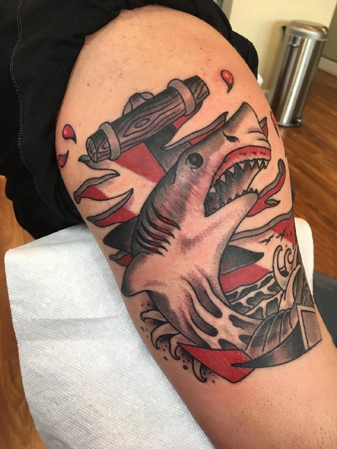 点击大图看下一张：百乐动物纹身 男生大臂上彩色的鲨鱼纹身图片