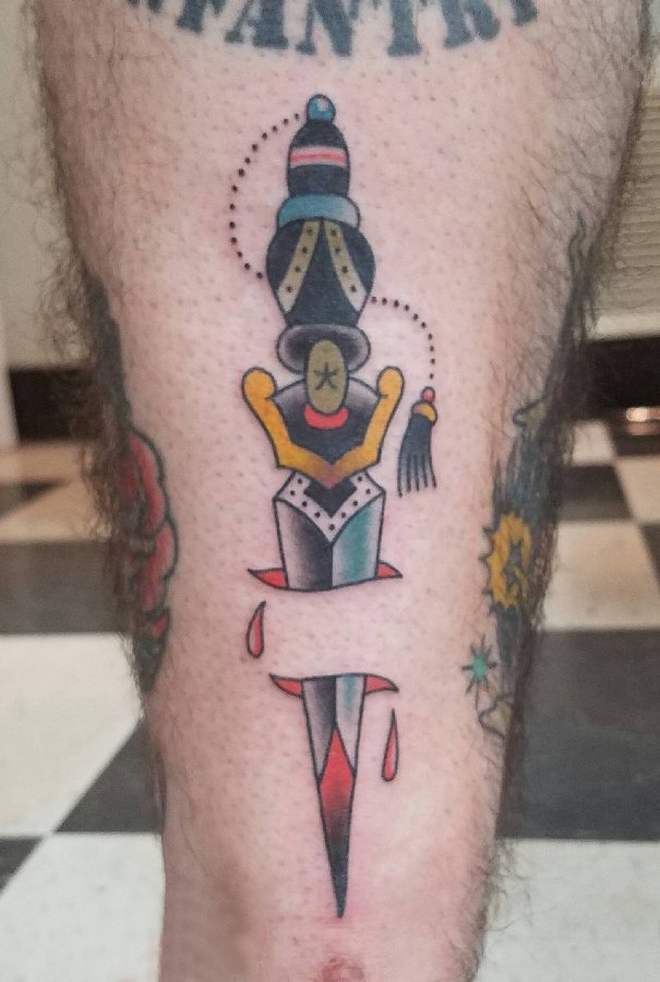 点击大图看下一张：匕首纹身图案 男生小腿上彩色的匕首纹身图片