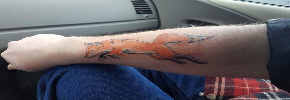 点击大图看下一张：彩绘纹身 男生手臂上彩色的狐狸纹身图片