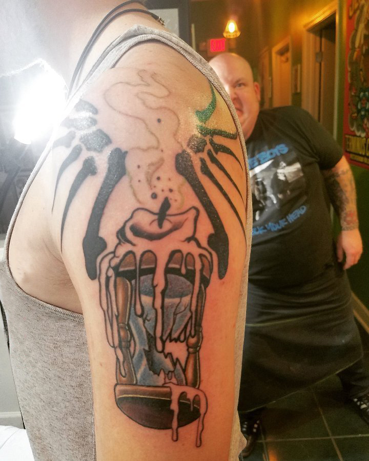 点击大图看下一张：大臂纹身图 男生大臂上彩色的蜡烛纹身图片