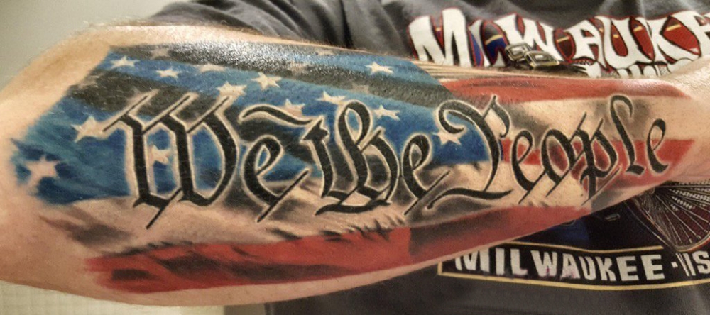 点击大图看下一张：花体英文纹身 男生手臂上花体英文纹身美国国旗纹身图案