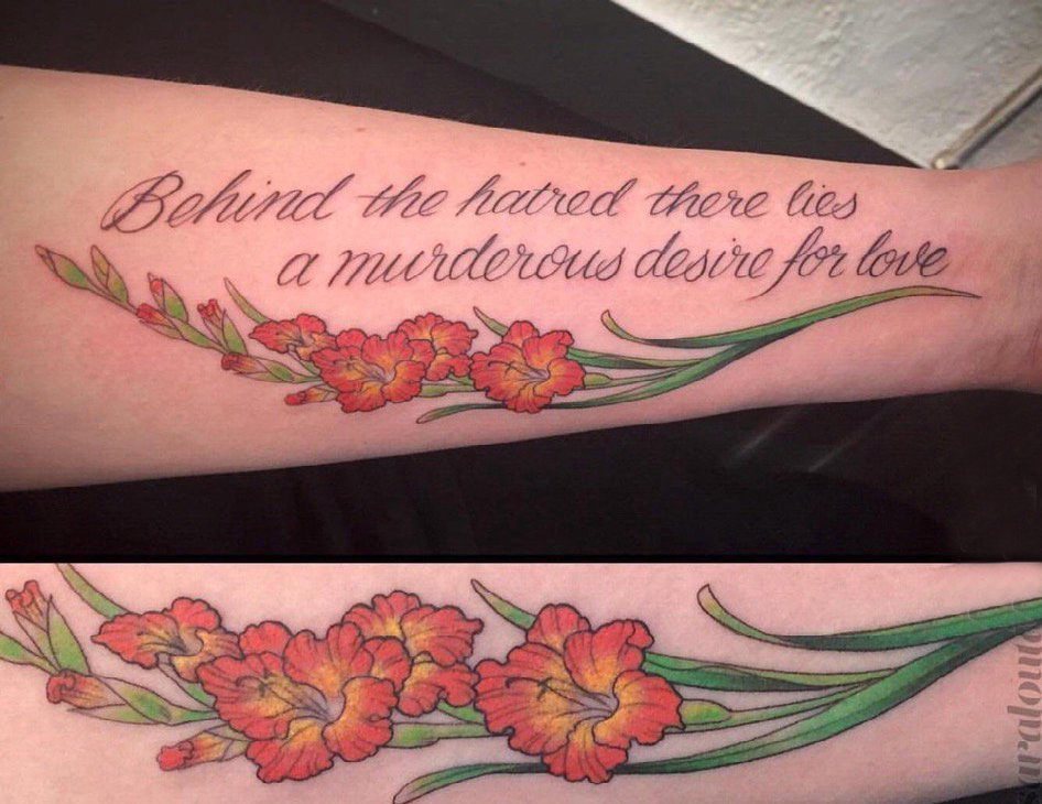 点击大图看下一张：花体英文纹身 女生手臂上花体英文纹身花朵纹身图片