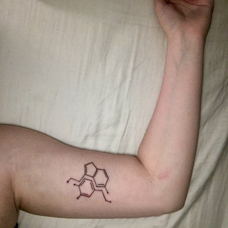 点击大图看下一张：化学元素纹身 男生大臂上黑色的化学元素纹身图片