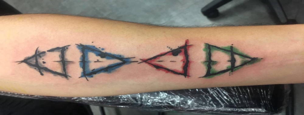 点击大图看下一张：几何元素纹身 男生手臂上彩色的三角形纹身图片