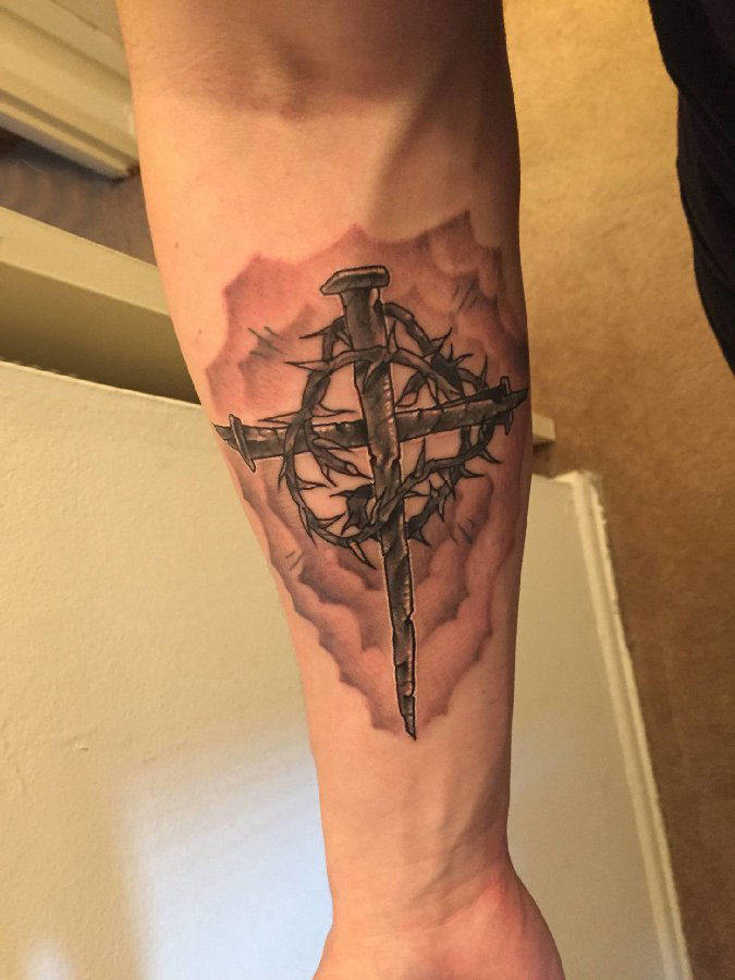点击大图看下一张：简单十字架纹身 男生手臂上黑色的十字架纹身图片
