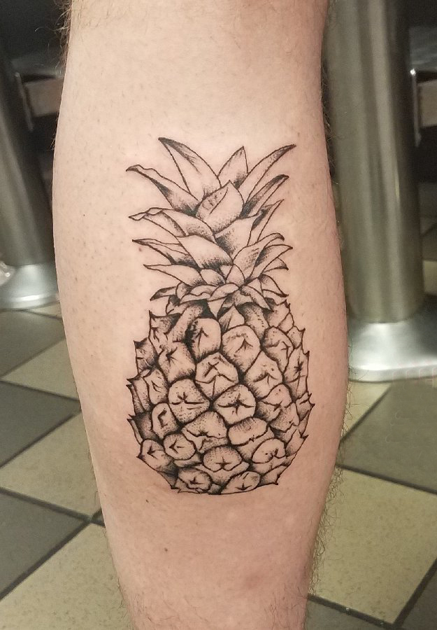 点击大图看下一张：简单线条纹身 男生小腿上简单线条纹身菠萝纹身图案