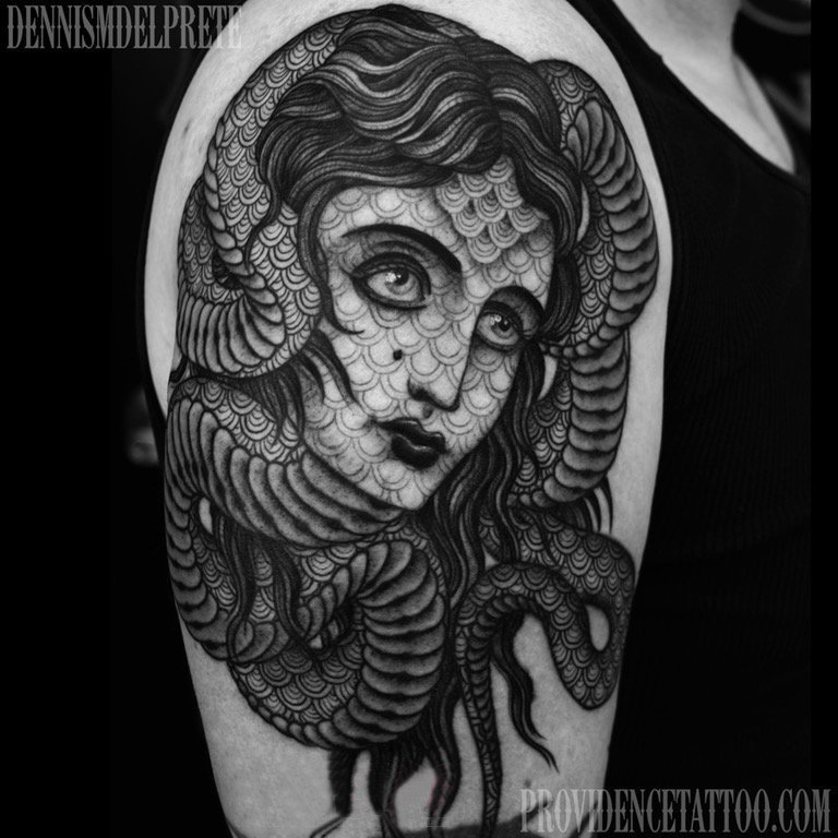 点击大图看下一张：女生人物纹身图案 男生手臂上黑灰纹身人物肖像纹身图片