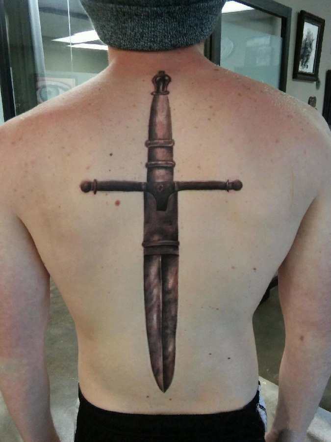点击大图看下一张：欧美匕首纹身 男生背部欧美匕首纹身图案