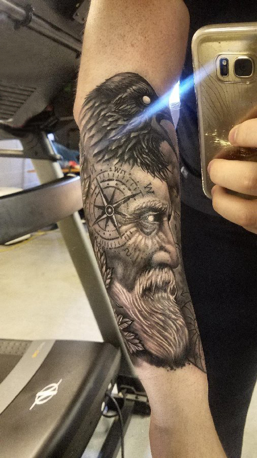 点击大图看下一张：人物肖像纹身 男生手臂上人物肖像纹身老鹰纹身图案