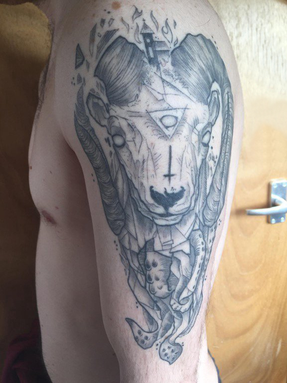 点击大图看下一张：山羊头纹身撒旦 男生手臂上山羊头纹身撒旦黑灰纹身图片