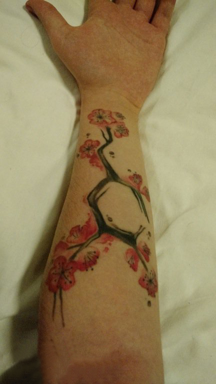 点击大图看下一张：手臂纹身素材 女生手臂上化学元素和樱花纹身图片