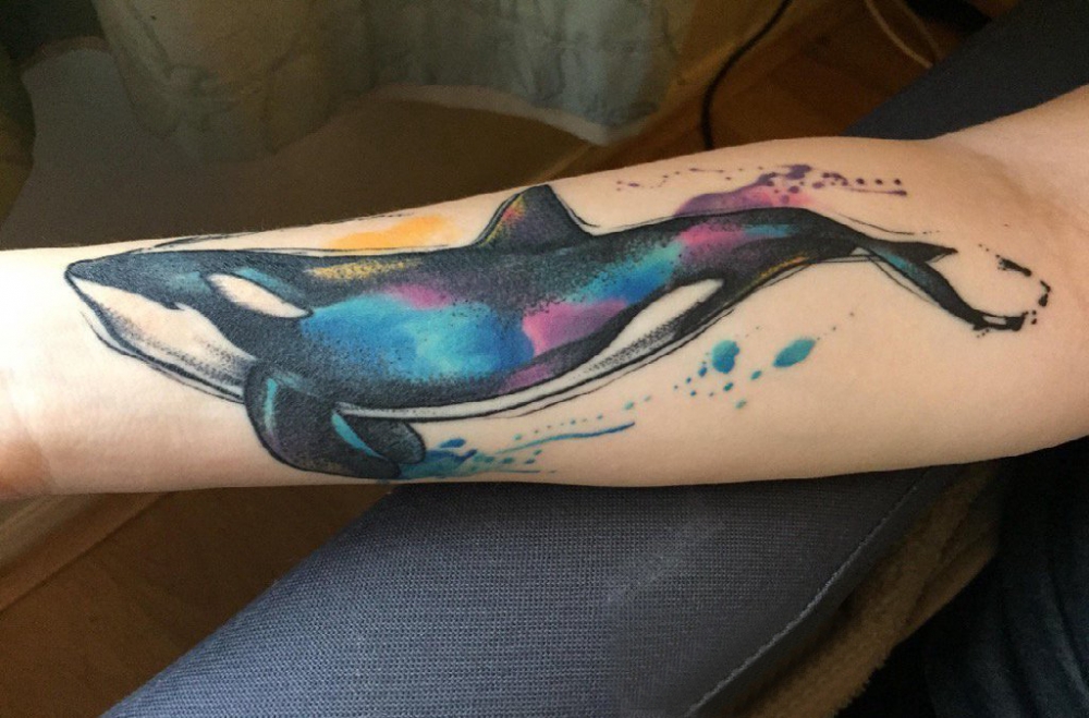 点击大图看下一张：纹身鲸鱼 男生手臂上鲸鱼纹身图案